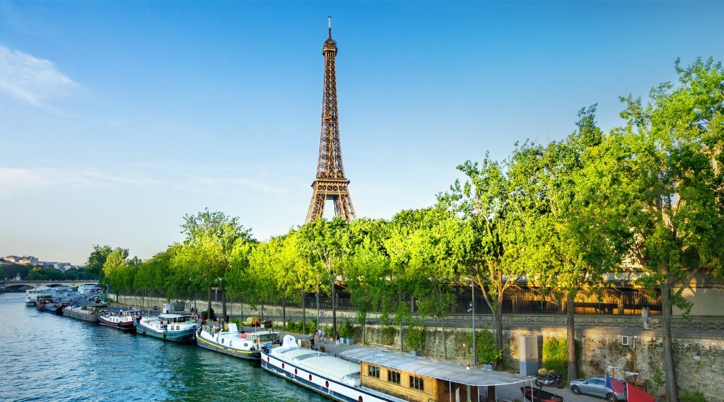 A view of Eiffel tower from Seine